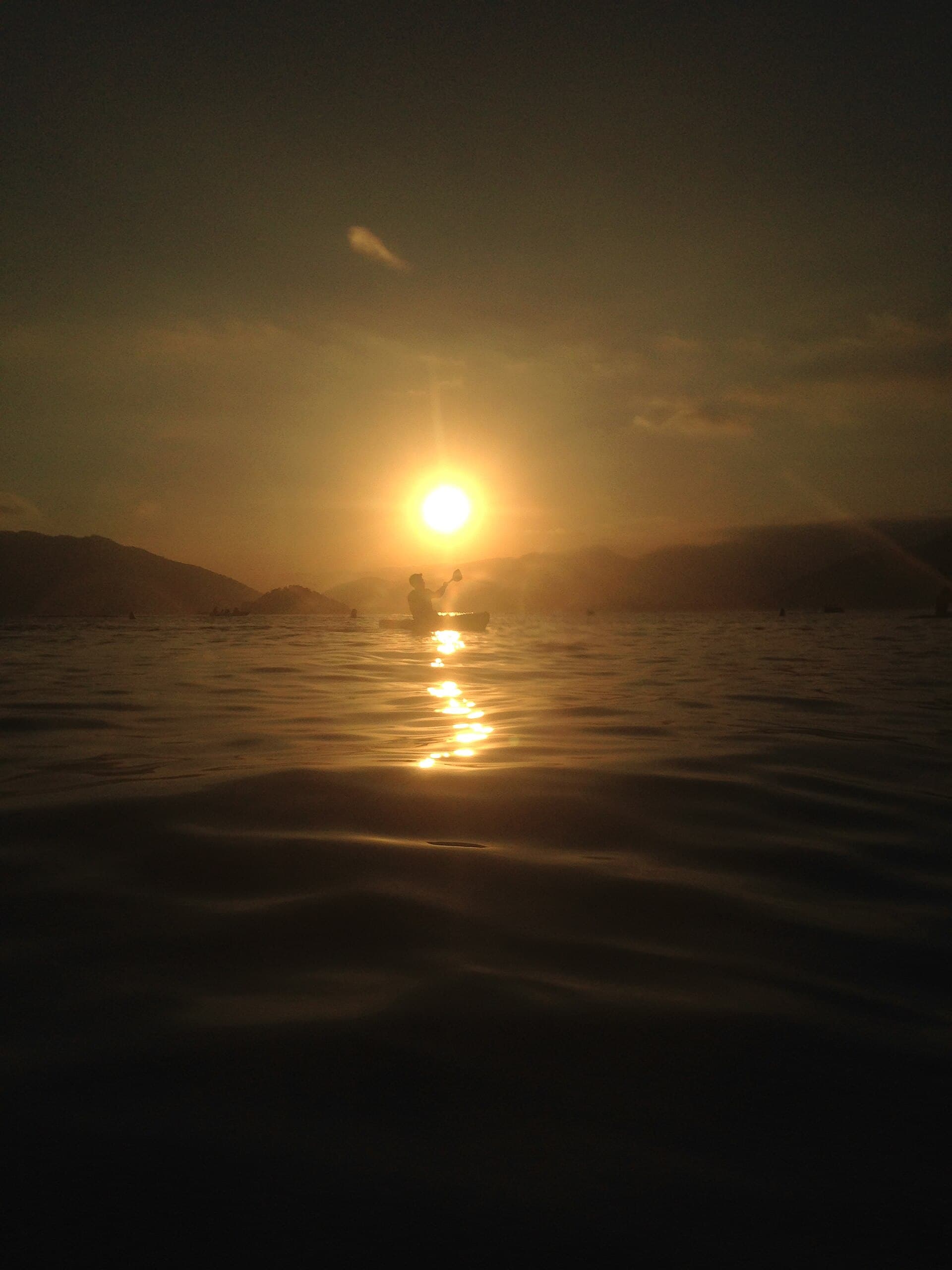No fim do dia, o sol se põe atrás do Corcovado e pinta a Lagoinha de dourado.